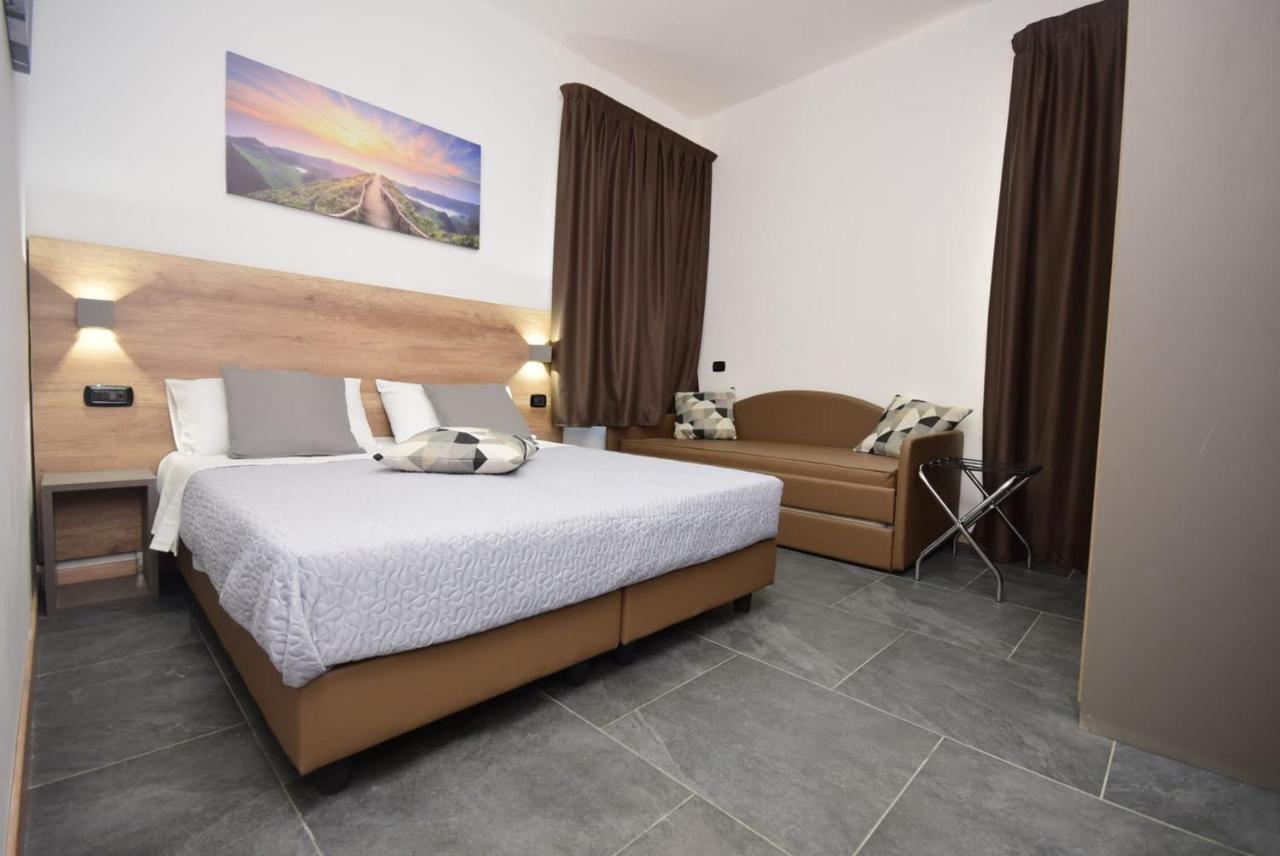 Hotel Crisvan Римини Екстериор снимка