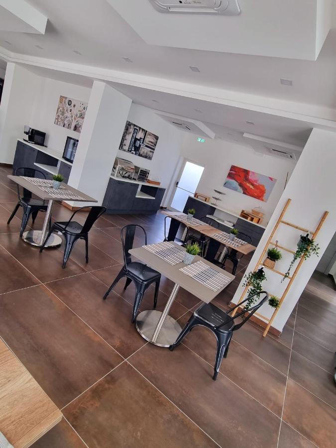 Hotel Crisvan Римини Екстериор снимка