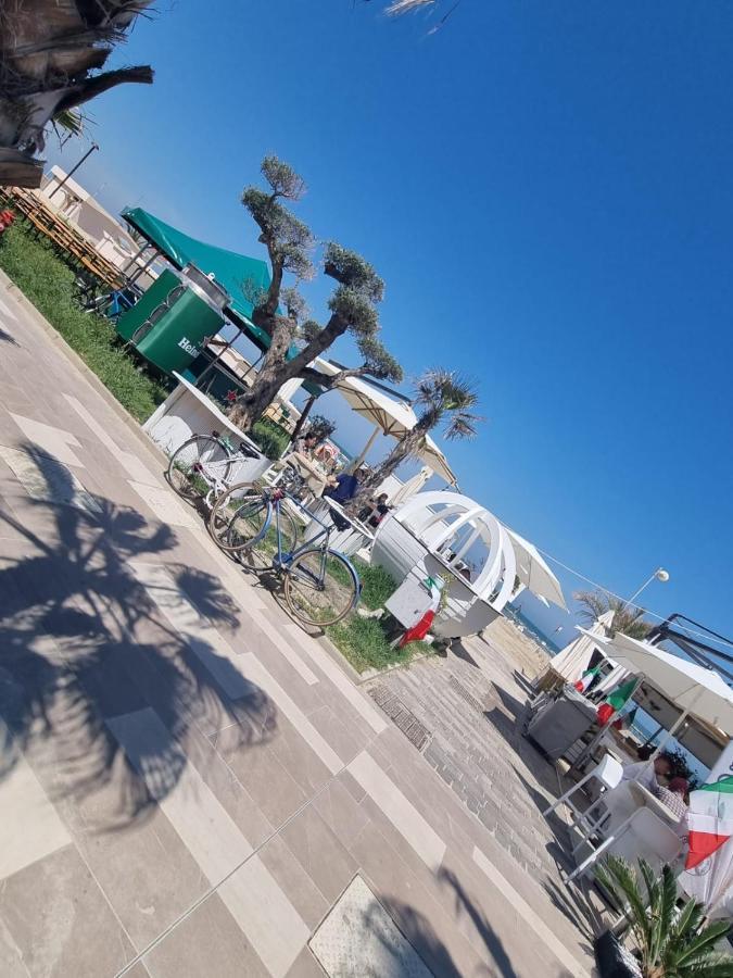 Hotel Crisvan Римини Екстериор снимка