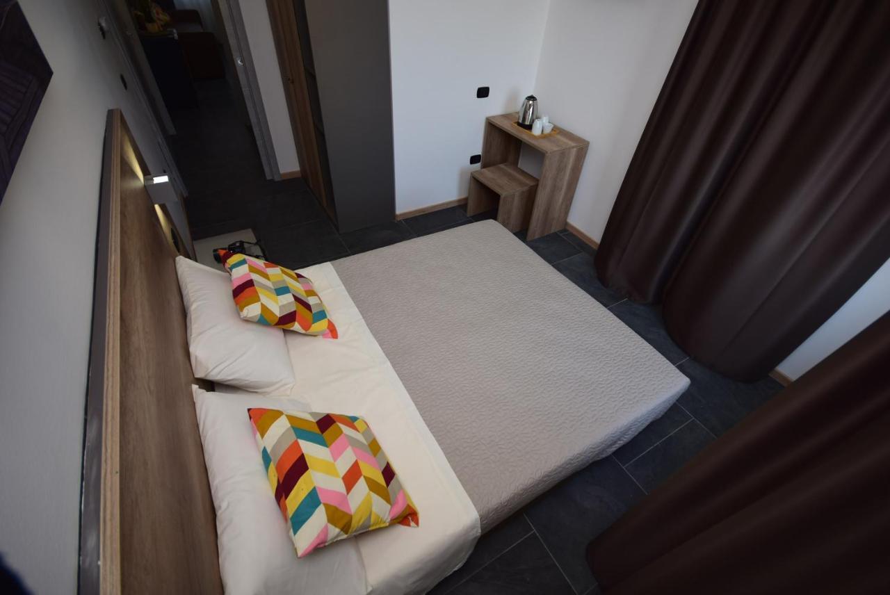Hotel Crisvan Римини Екстериор снимка