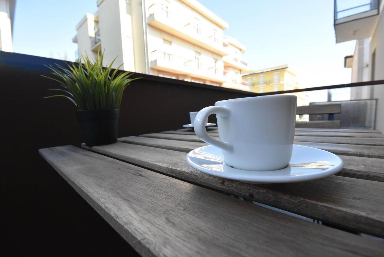 Hotel Crisvan Римини Екстериор снимка