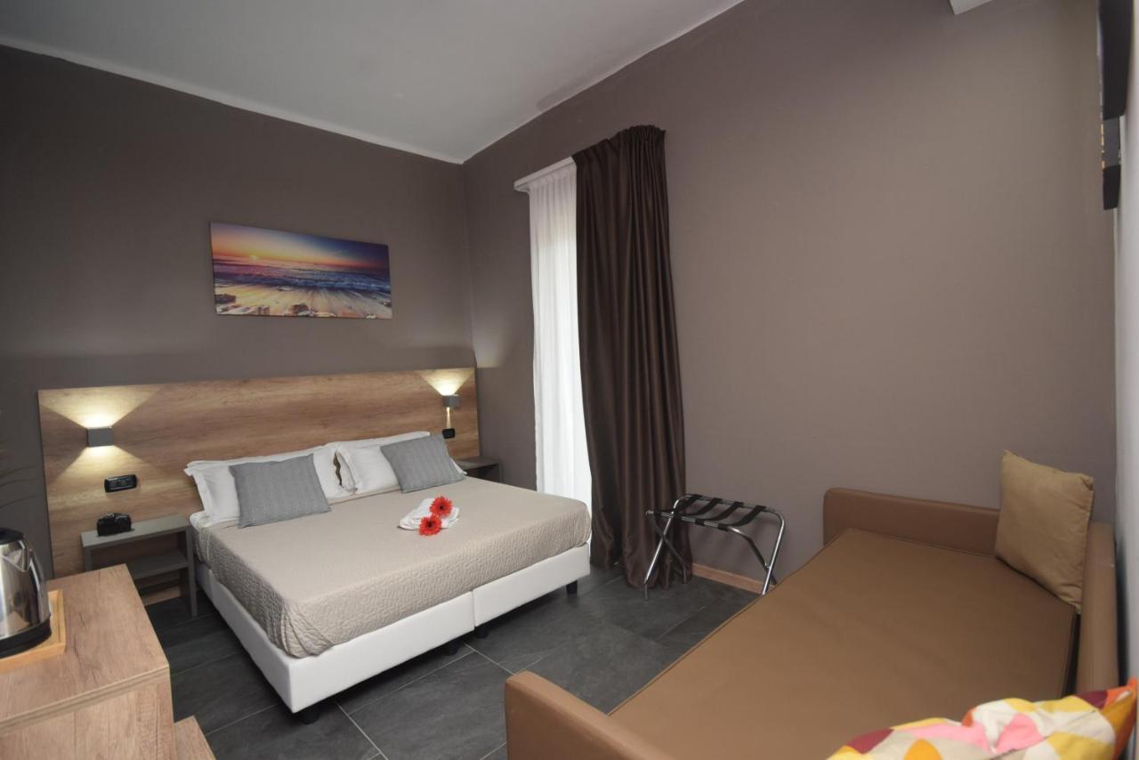 Hotel Crisvan Римини Екстериор снимка