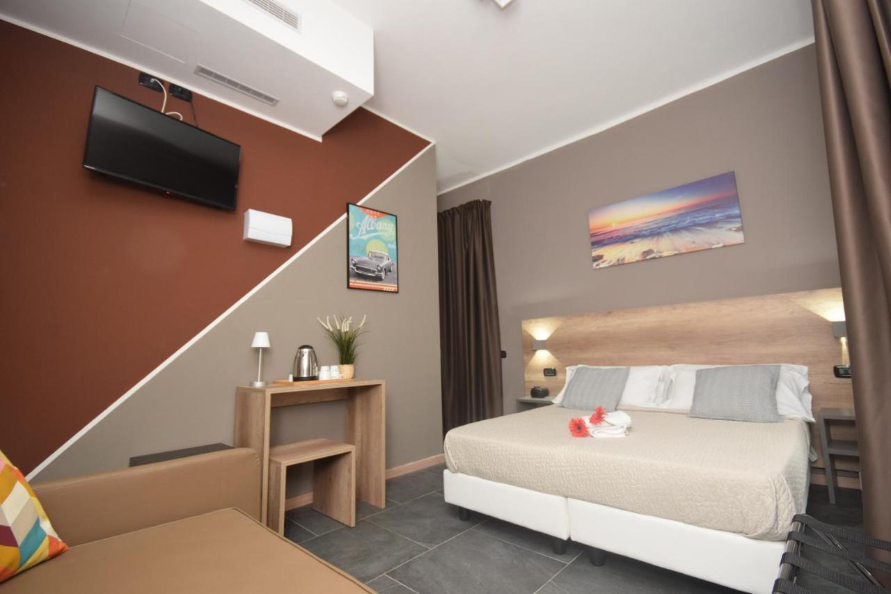 Hotel Crisvan Римини Екстериор снимка