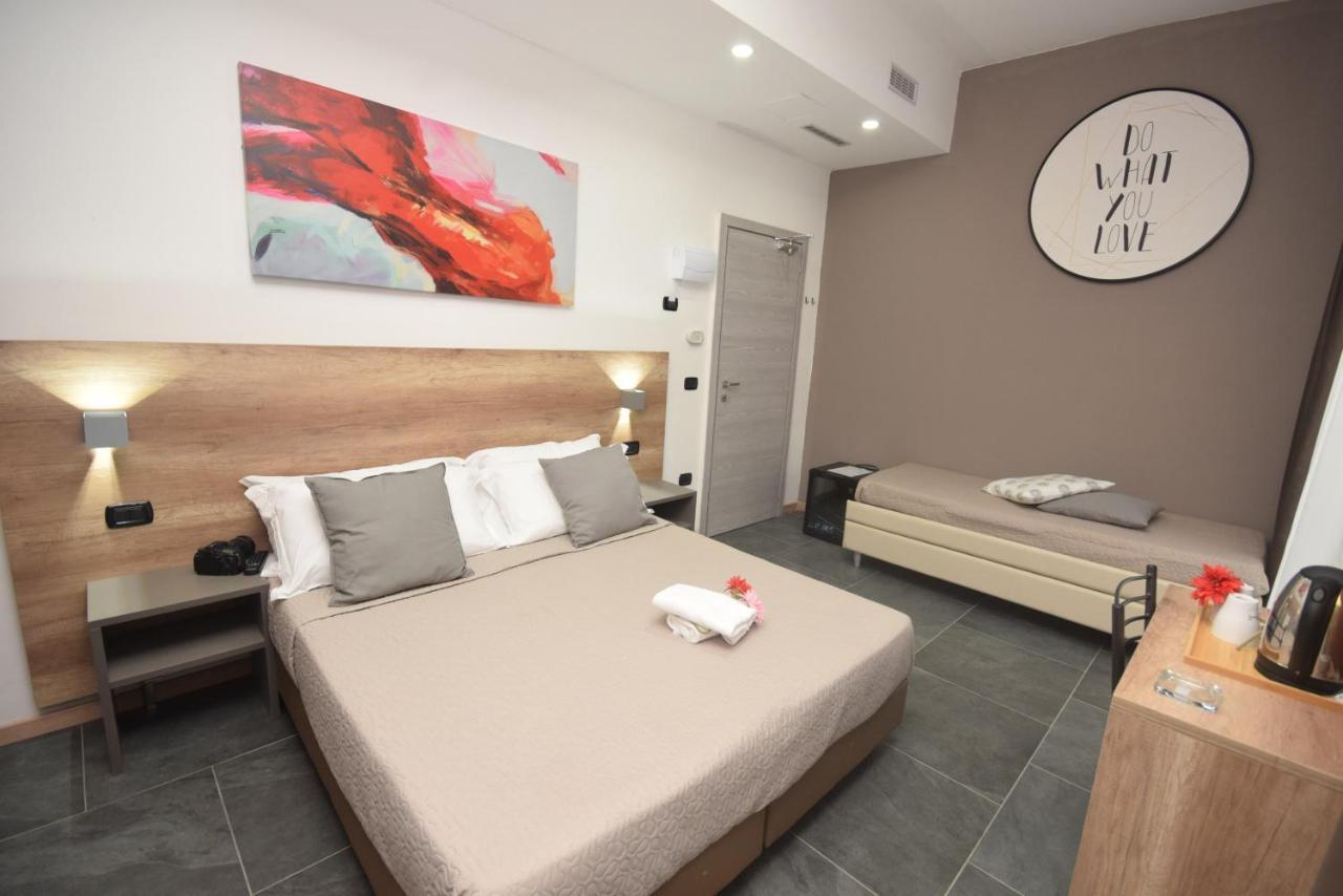 Hotel Crisvan Римини Екстериор снимка