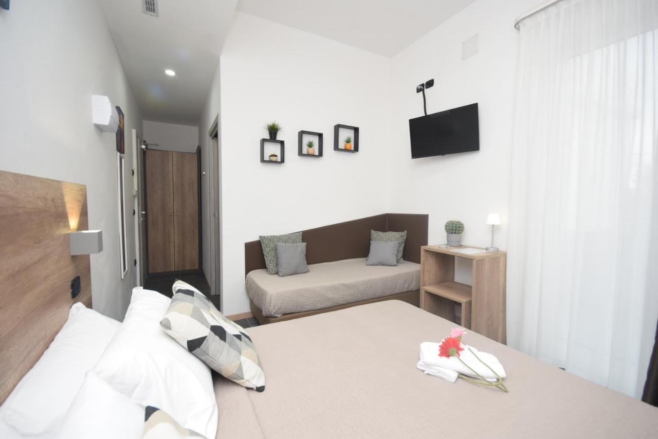 Hotel Crisvan Римини Екстериор снимка