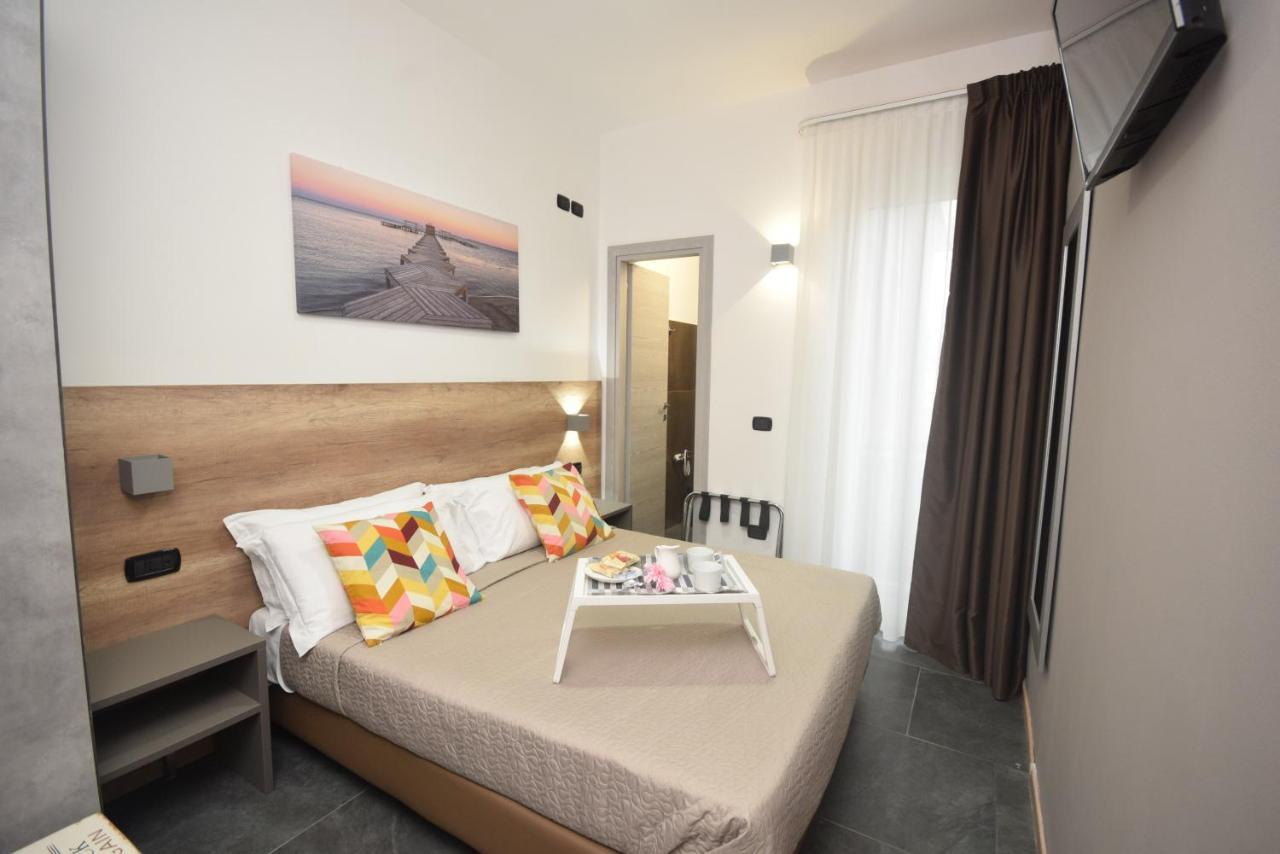 Hotel Crisvan Римини Екстериор снимка